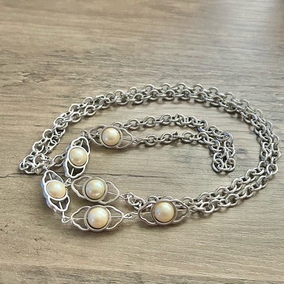 Monet Vintage Silver and Pearl Necklace-Amazing Condition!!! - Picture 4 of 7